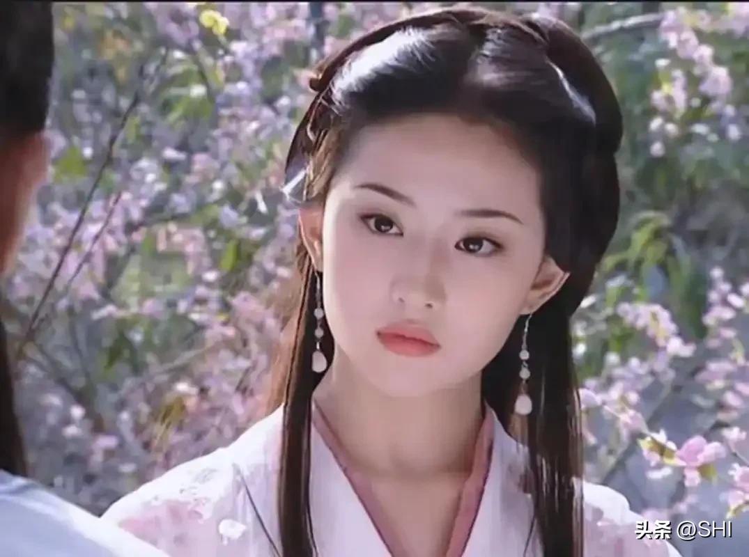 三位叫“语嫣”的女角色，谁最美？
刘亦菲的王语嫣，蔡琳的潘语嫣，小刘佳的方语嫣