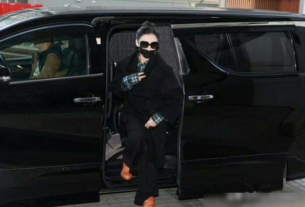 张柏芝美得太权威了，知道的是她庭外照片已经两天没有睡觉，可是她却一点都不憔悴，反