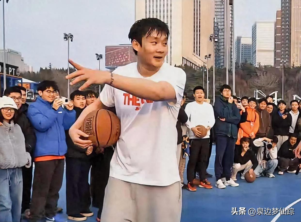 3月20日晚，32岁的丁彦雨航晒出职业生涯球衣，正式宣告退役。
 
他曾效力于山