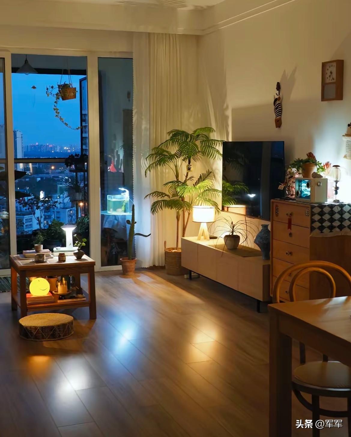 我已经50多岁了，别看是年纪大了，我还是喜欢住大房子。

就喜欢在客厅沙发上躺着