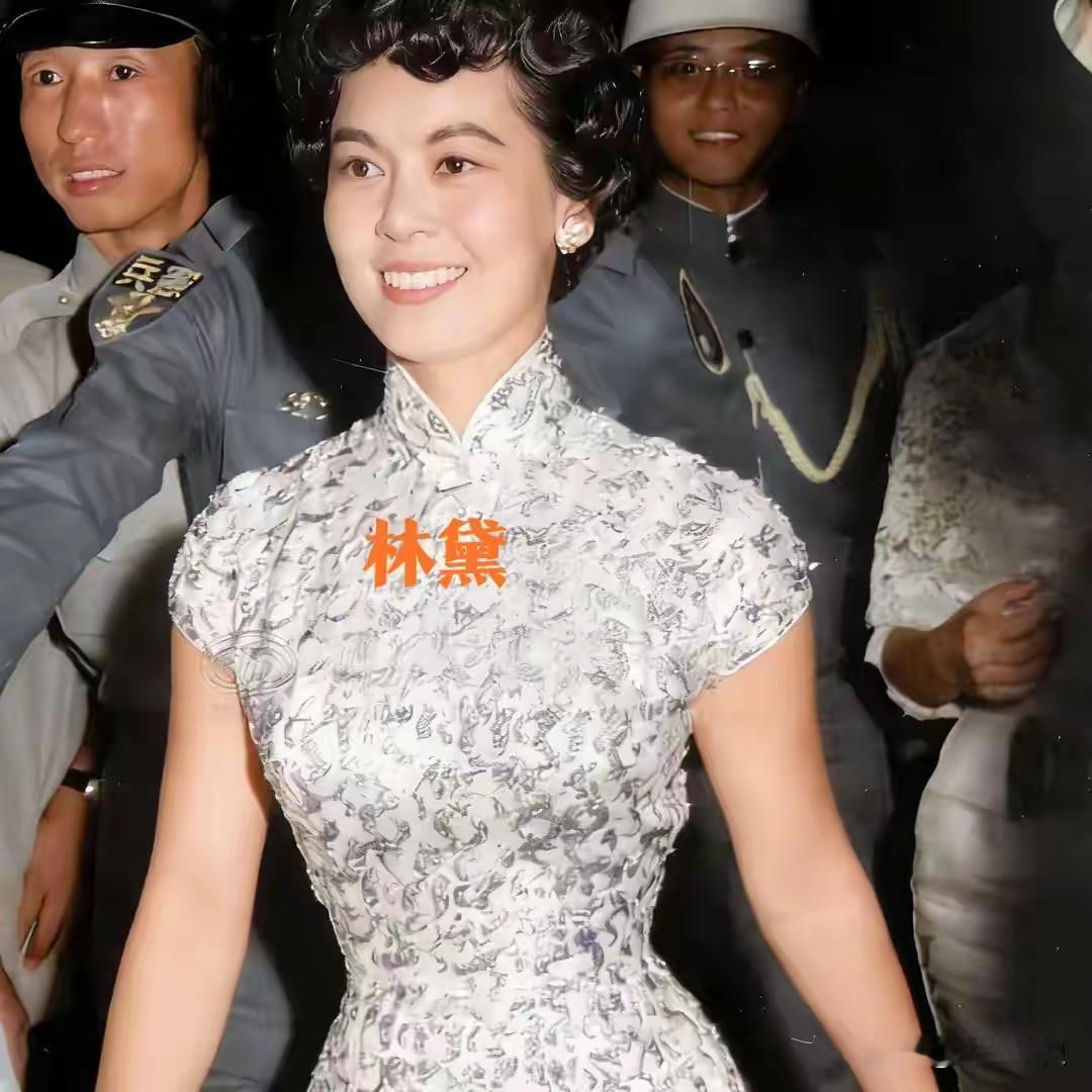 60年代，年轻时林黛的珍贵留影，照片中的她五官精致，长相大气，林黛是“云南王”龙