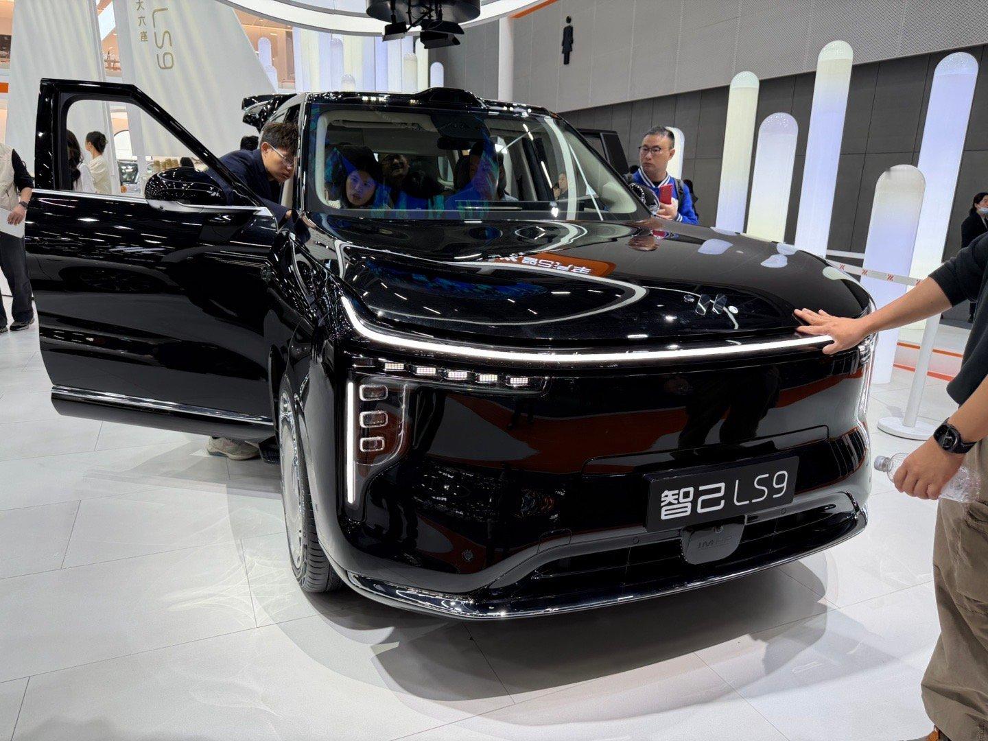 智己广州车展展台也太热闹了！两台主力车让大家近距离看、坐进去体验。LS9 就明晃
