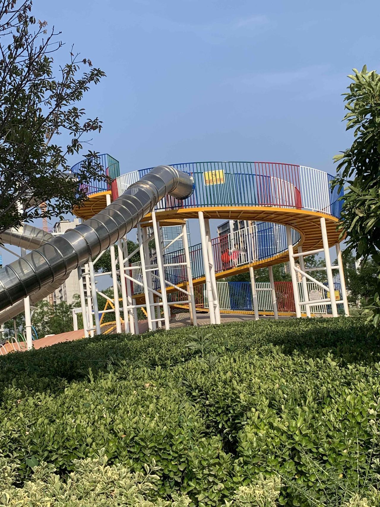 下午16点，做任务，记录我的城市：天空少云，气温较高，微风吹动，我的家乡很美，欢
