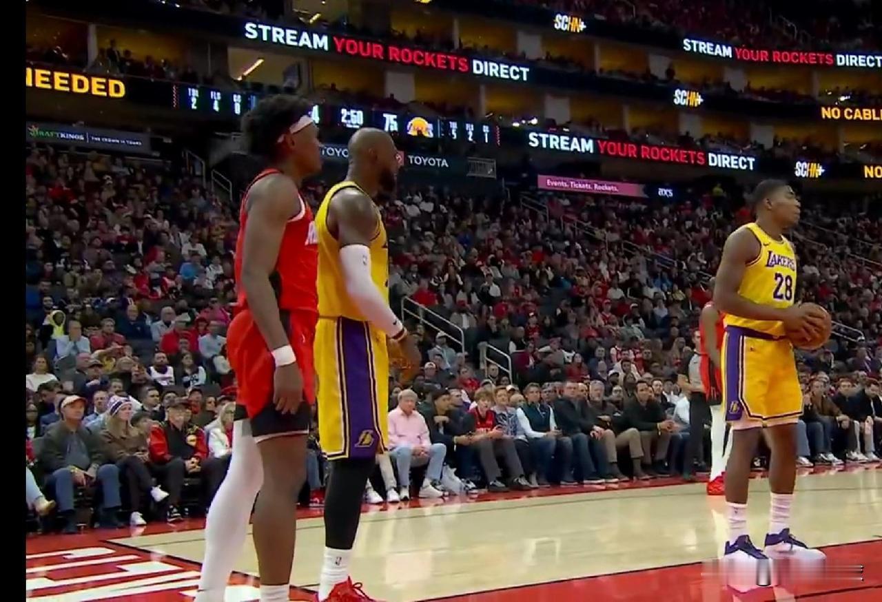 活该！八村塁挨骂了！

第三节的这个回合，八村塁在篮下与阿门-汤普森卡位处于下风