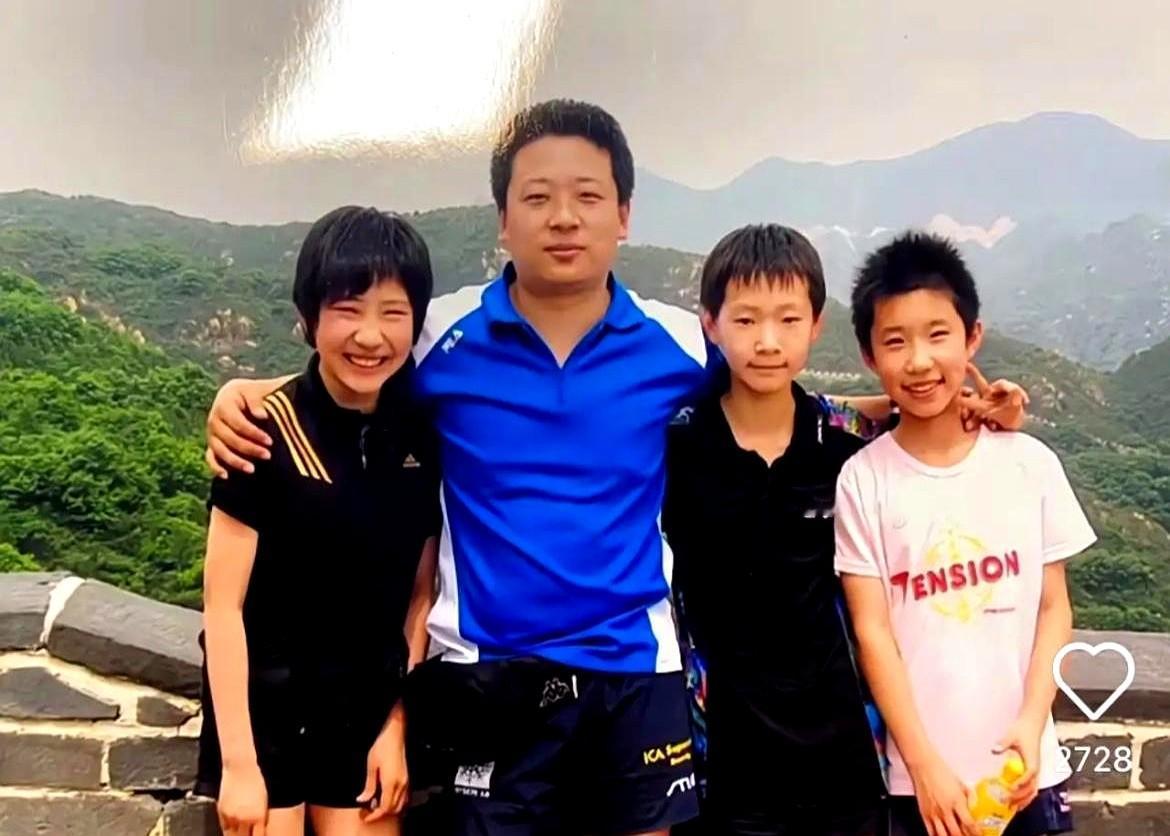 王曼昱的冠军背后，站着一个陪了她十多年的人。

国乒里，运动员和教练长期绑定的不