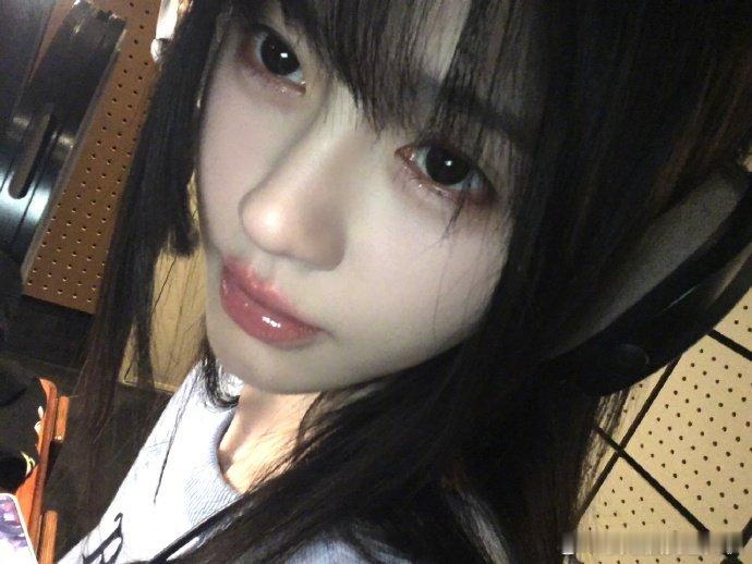 鞠婧祎嘻嘻12宫格鞠婧祎发了12张氛围感随拍 鞠婧祎嘻嘻12宫格，鞠婧祎发了12