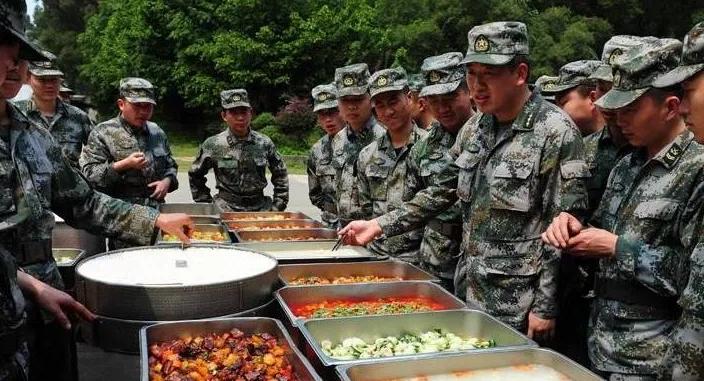 解放军一天的伙食费才11块钱，结果这顿饭的营养配比，比很多人花大价钱买的食谱还要
