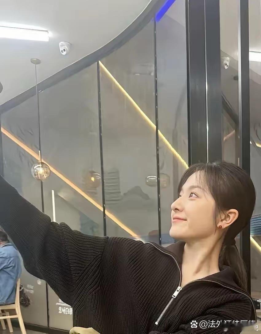 李兰迪五官精致，脸型佳，稍显肉感不上相，但亲眼见到绝对是个大美人 ​​​
