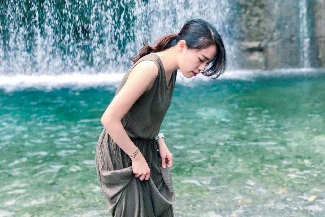 离谱！美女在试用期因流鼻血被辞退，公司：四天流两次，领导害怕
在一个繁忙的城市里