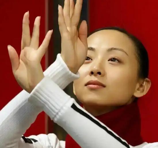 2005年，《千手观音》里那位聋哑人领舞，被一位富商执着追求了8年，她现在变成了