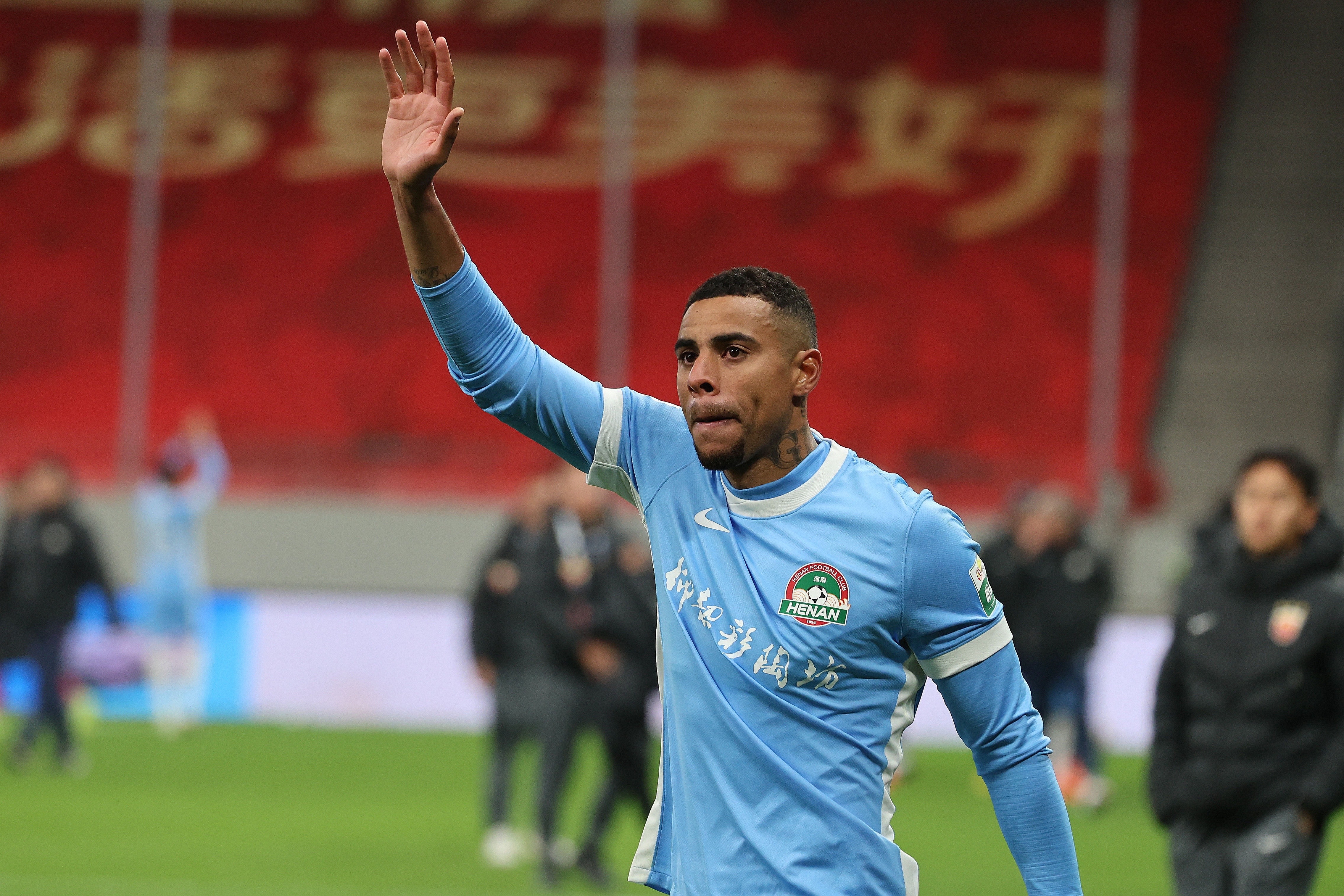 4月18日获悉，河南外援古斯塔沃近期自称身体不适，主教练放行后带家人前往上海治疗