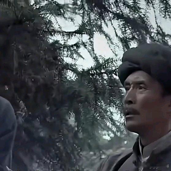 《毛主席去秋收起义的路上被民团抓到，最后略施小计险象环生》毛主席去秋收起义的路上