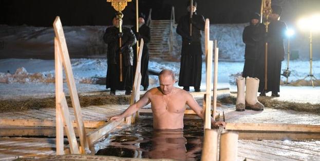 普京在传统主显节当天跳入冰洞。

主显节对总统来说，和所有东正教徒一样，是一个伟