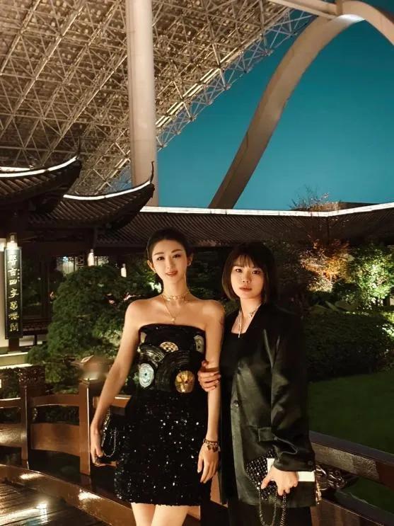 这次薇娅罕见亮相香奈儿杭州大秀，不止是服装搭配，状态也是真的不错。举手投足间尽显