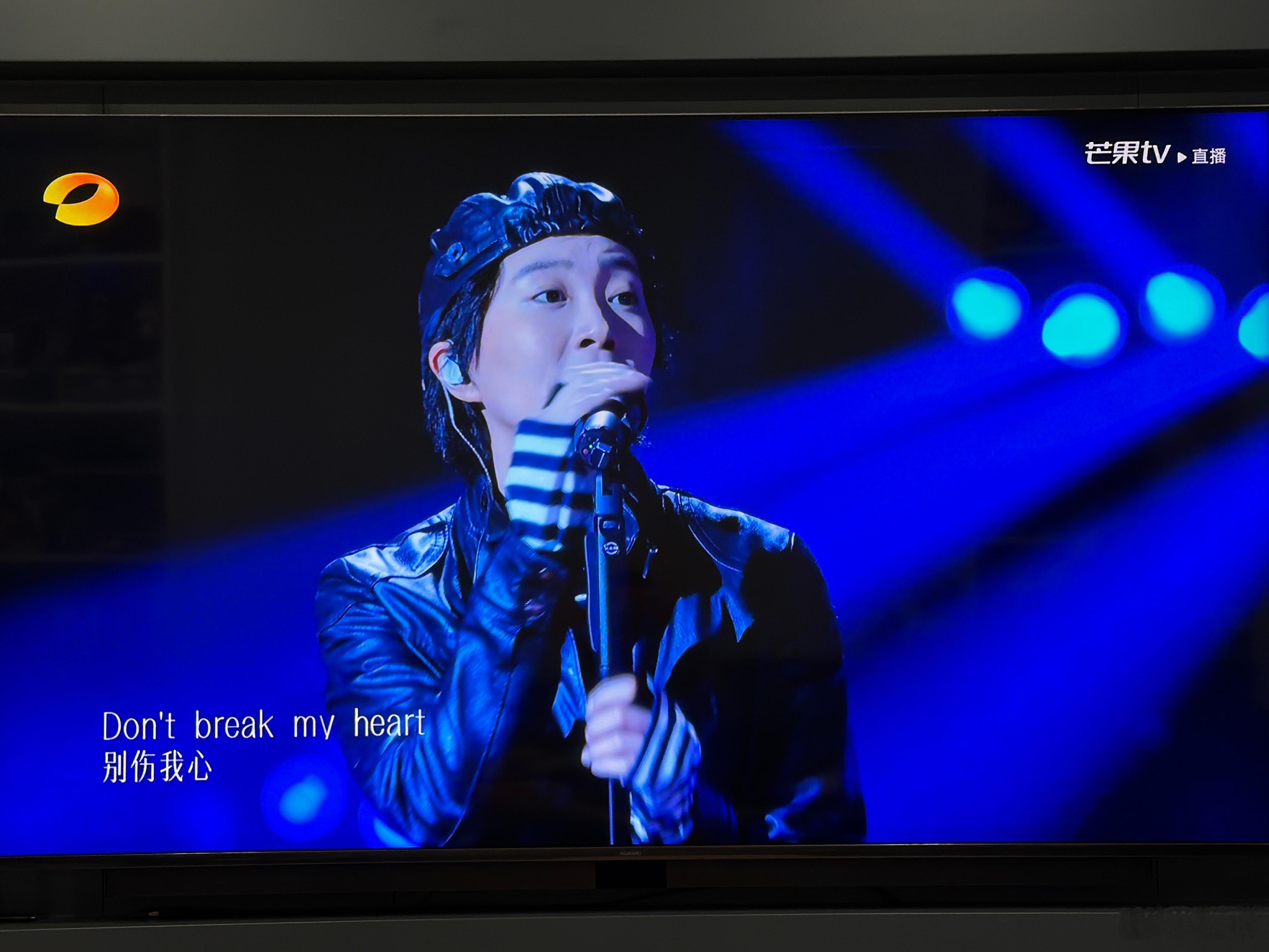 窦靖童用王菲一样的嗓音唱了窦唯的歌。「Don't Break My Heart 