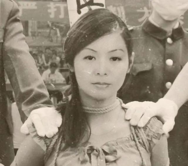 1983年，25岁年轻漂亮的“女流氓”翟曼霞跪在刑场上等待被枪决。行刑前她突然对