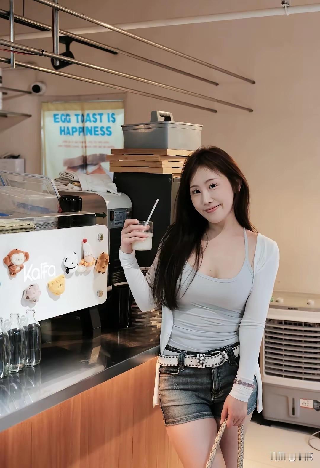 饮品可以无限续杯，心动不能反复重来。
过客络绎不绝，静待那个愿意长久停留的人。夏