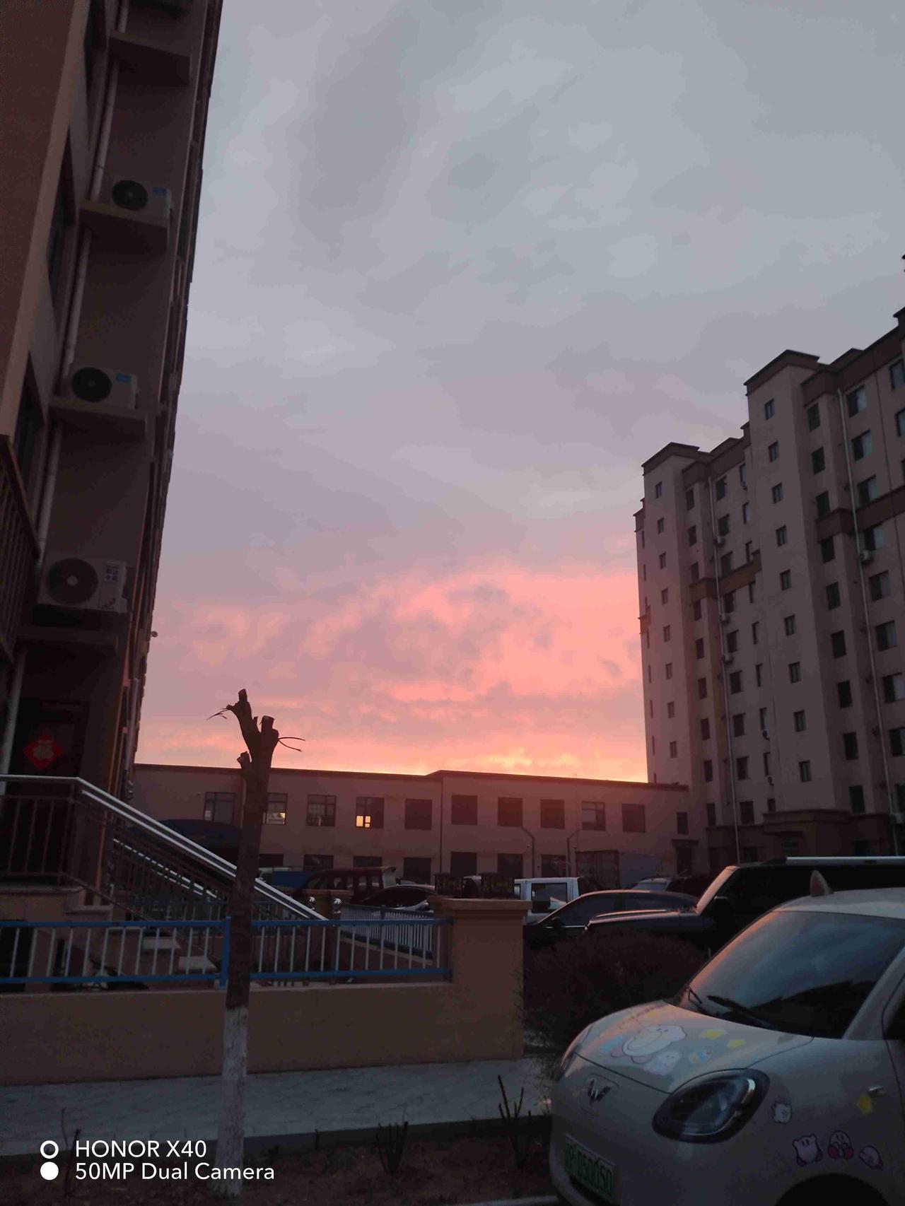 我的今日状态：😁轻松愉快
我这里的天气：🍂微风

早上下楼拍到的日出。