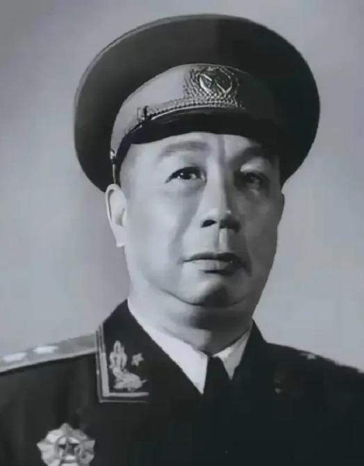 他能指挥十万大军，在荒无人烟的戈壁滩上，为中国第一颗原子弹"做窝"；他身上扛过九