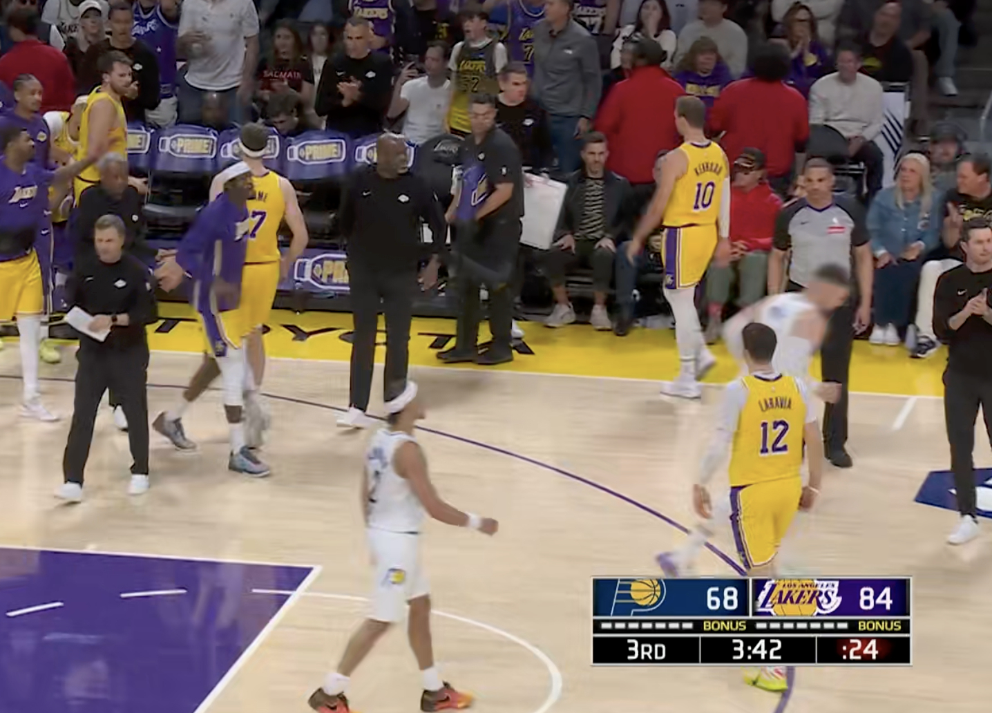 步行者暂停！ 湖人领先16分了第三节还有3分42秒步行者vs湖人