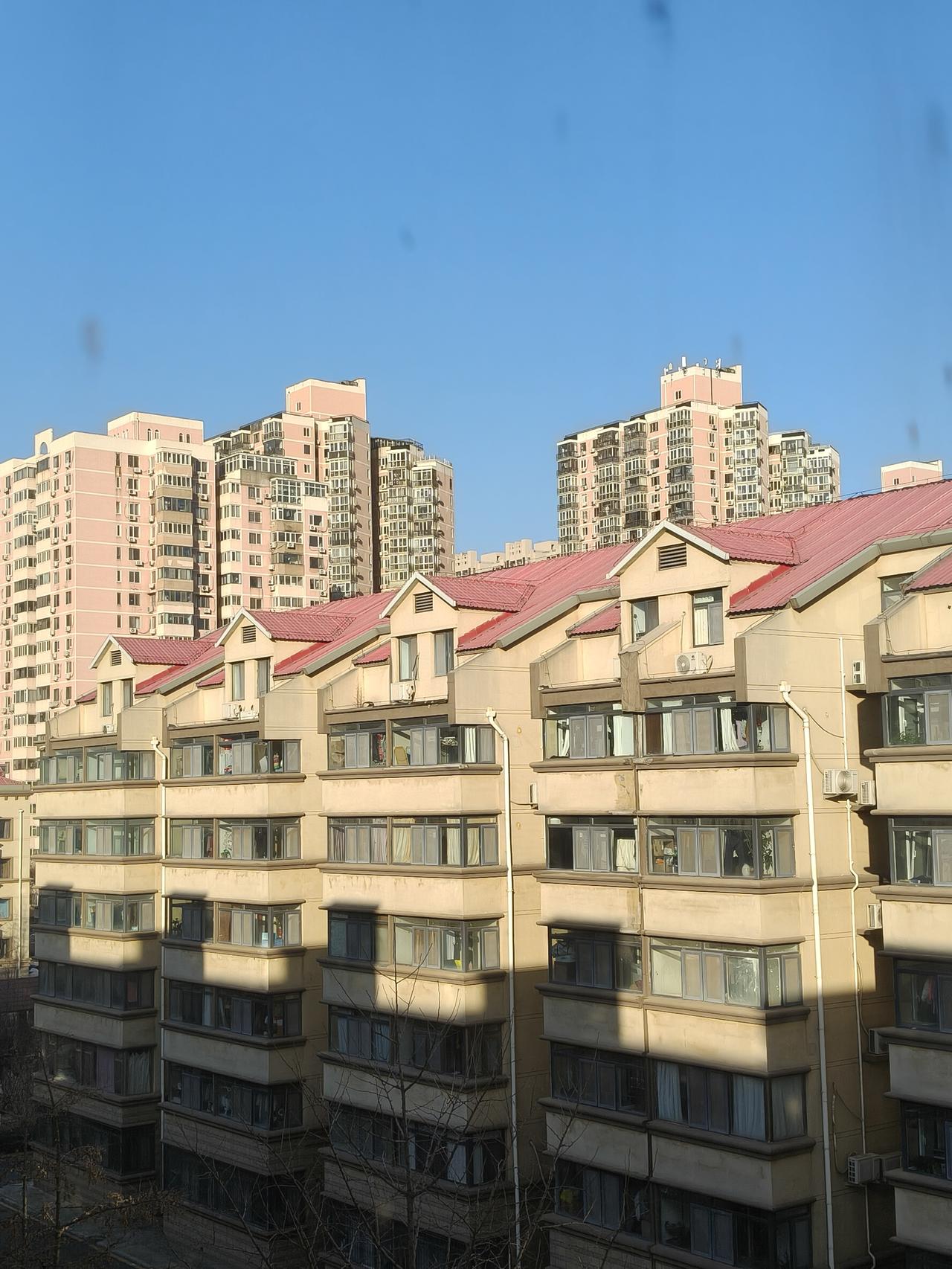 昨天的大风让北京的今天蓝空天蓝蓝。万里无云，真的好美。