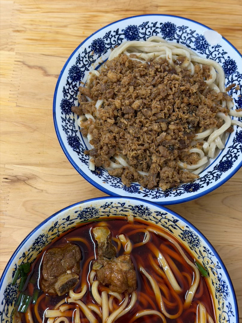 在老小区吃¥12一碗的糖水和¥11一碗的排骨面，舒捏儿！手标奶茶咋了，喝起寡淡却