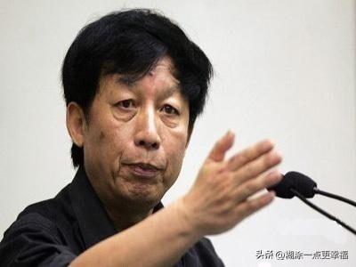 这两年，易中天的名声好像是臭极了。你随便搜索他的名字，基本属于人人喊打的状态，什
