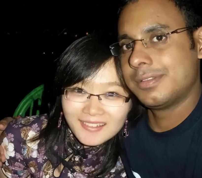 “求求了，让我回中国吧！”
 
疫情期间，一个女人对着中国驻外使领馆的电话，哭得