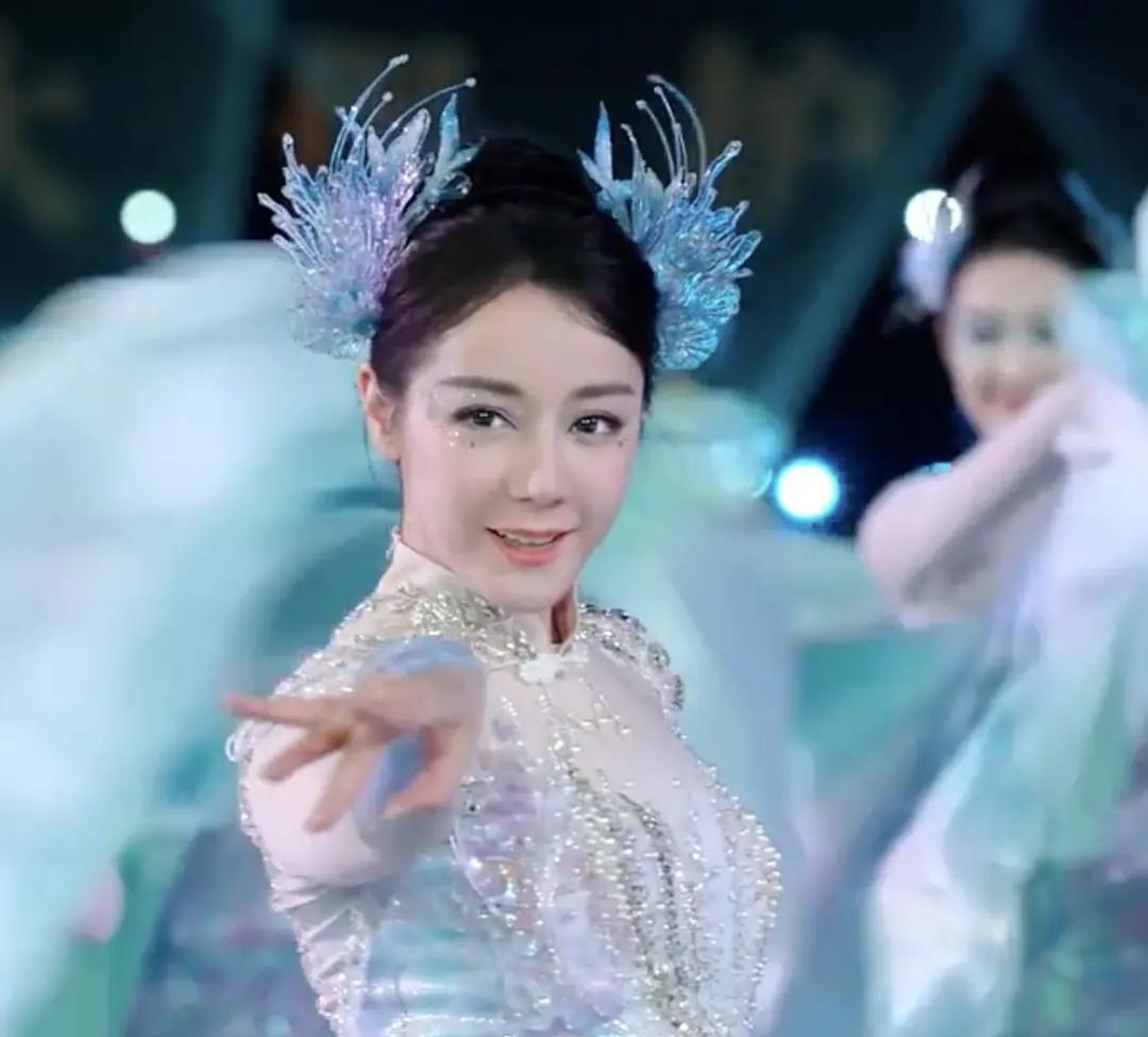 迪丽热巴的脸被网友扒出来，说她“馒化”了。
有人猜是妆容问题，也有人怀疑她做了医