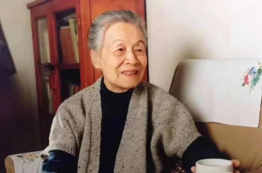 如果我爱你，而你恰好也爱我，
你头发乱了的时候，
我会笑笑，轻轻替你拨一拨，
然