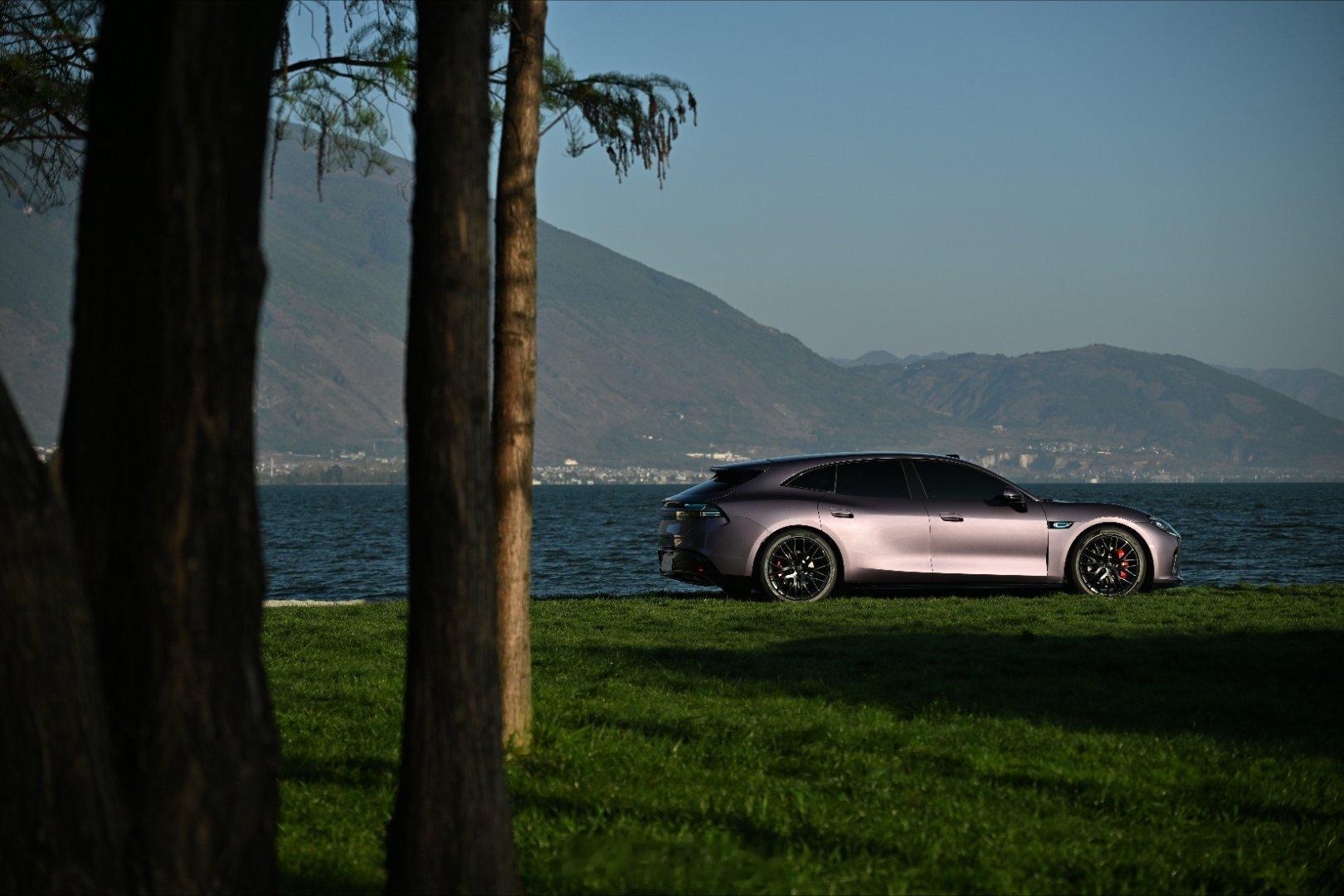 什么叫“一车即乾崑”？简单说，就是华为乾崑把最新的、最高的、最强的智能技术，一步