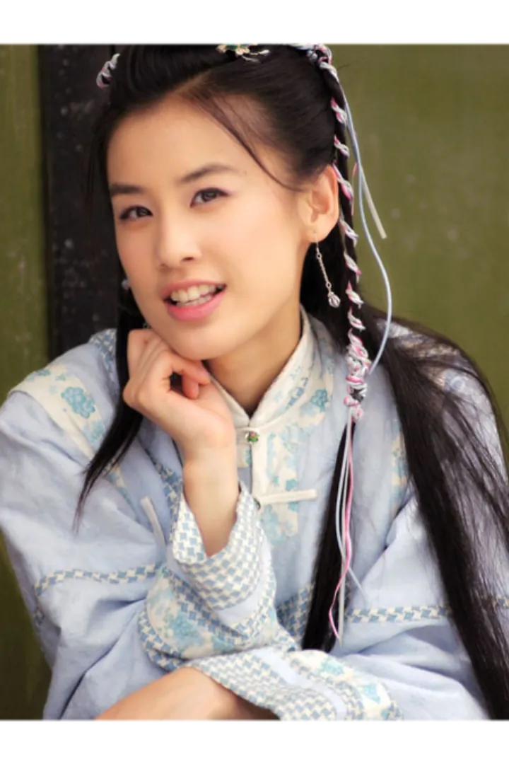 黄圣依的婚姻百态：优渥背后的冷暖自知
 
黄圣依，这位曾经在荧幕上熠熠生辉的明星