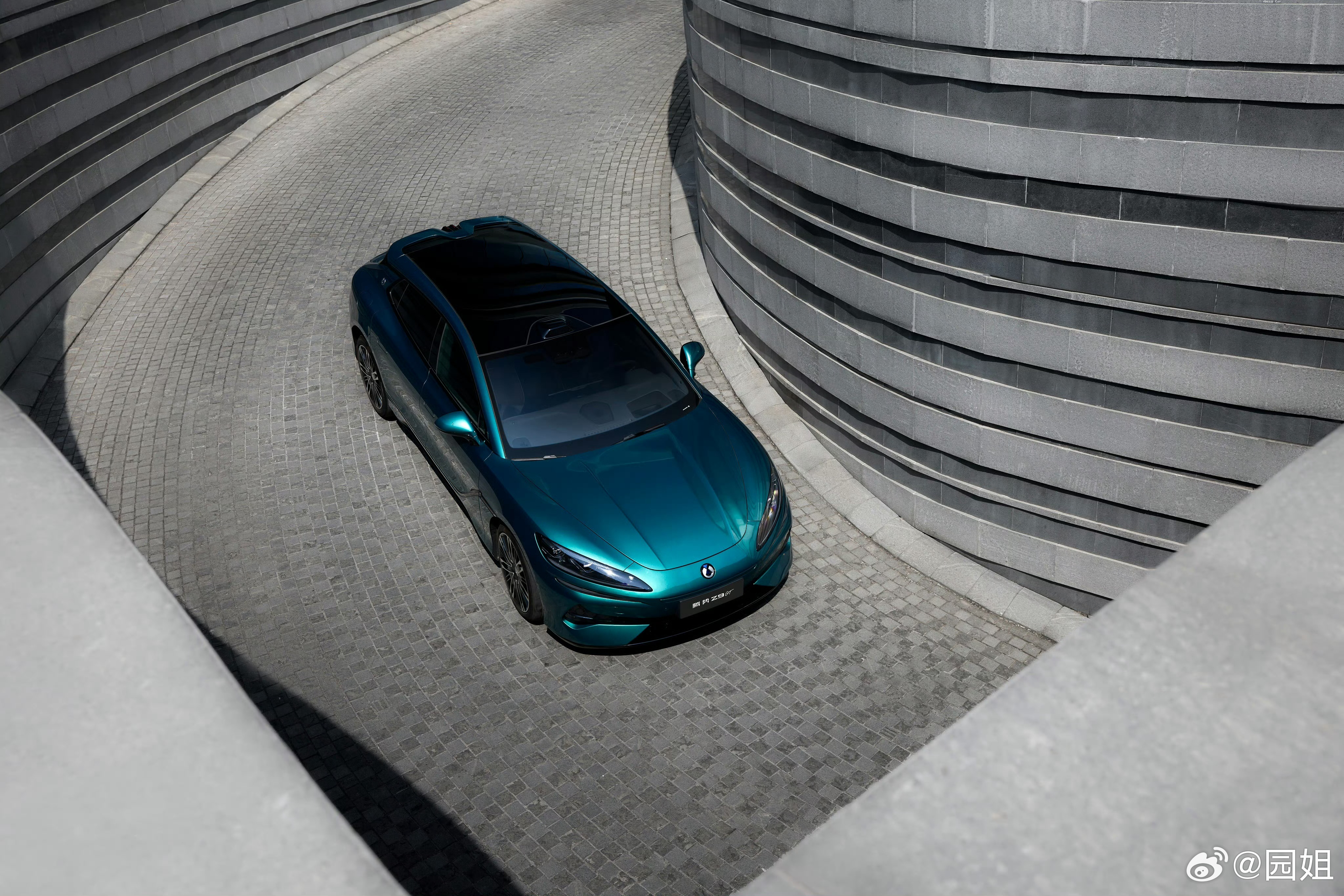 纯电续航超过一千公里，这在去年还是想都不敢想的成绩，今年比亚迪直接把第二代刀片电