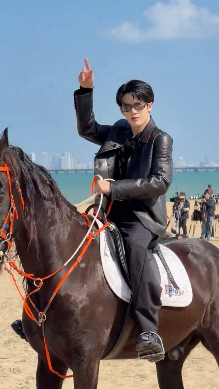 骑马时的他、对镜自拍时的他、回头时的他、吃冰激凌时的他、坐船时的他、吃饭时的他、