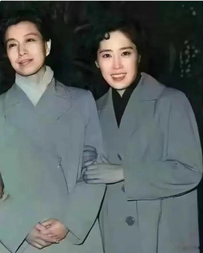 右边的手应该是给照片染色时染错了吧？ ​​​
