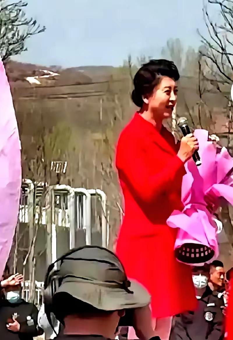 刚看到这报价单，我还以为是哪个顶流来了。
闫学晶去临沂沂水商演，经纪人直接把话撂