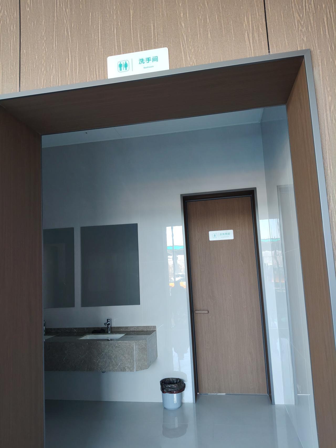 双台子去往高升的路旁兴起了一座光伏超充站，充电价格全天0.68元每度，应该是全盘