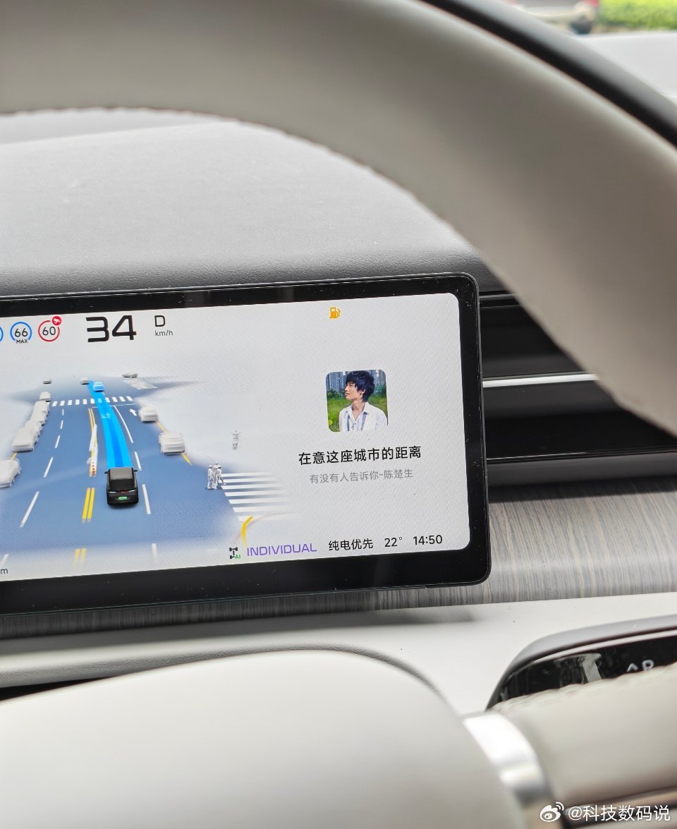 以前我对陈楚生没啥感觉上次陪我老婆去听了一次演唱会感觉还可以，我老婆可能因为他们