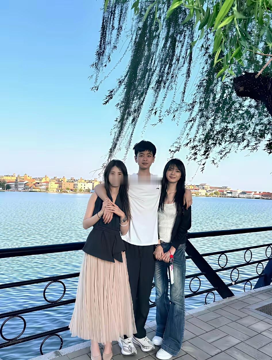 考眼力！小伙子身边的两位女生，一位是姐姐，一位是女朋友，你能看出来哪个才是女朋友