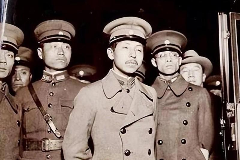 1975年4月6日凌晨2点，张群打电话告诉了张学良，说蒋介石已于昨夜病死。当时，