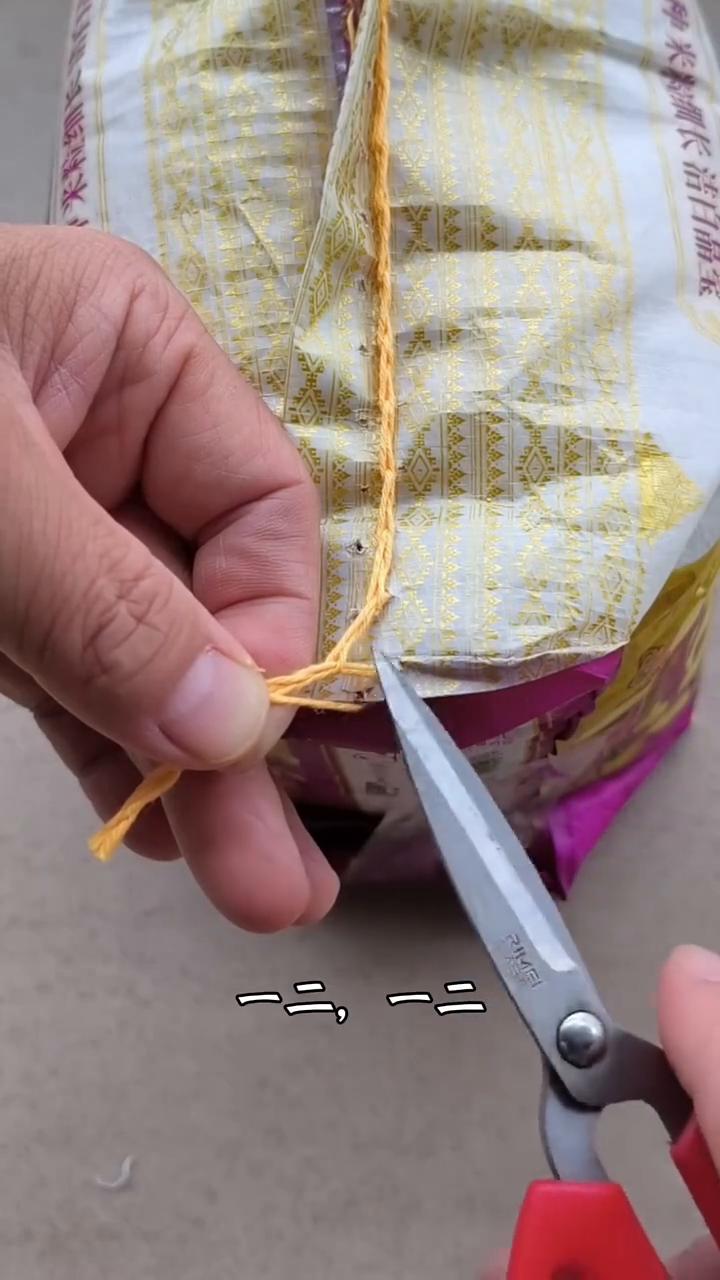 注意听了，手拿短线，剪断第二根线就可以了。