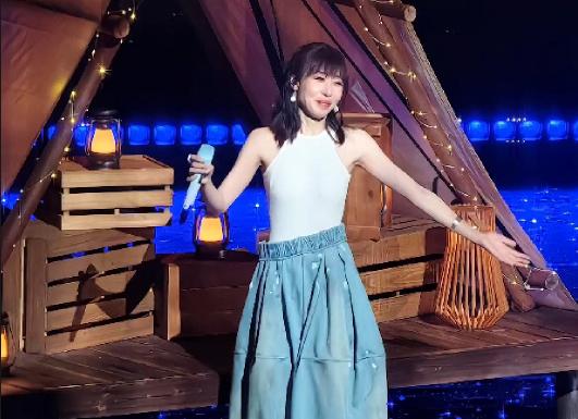 全开麦演唱会口碑爆火，任素汐一句话，戳穿白玉兰赛后全网雌竞乱象。

任素汐首场个