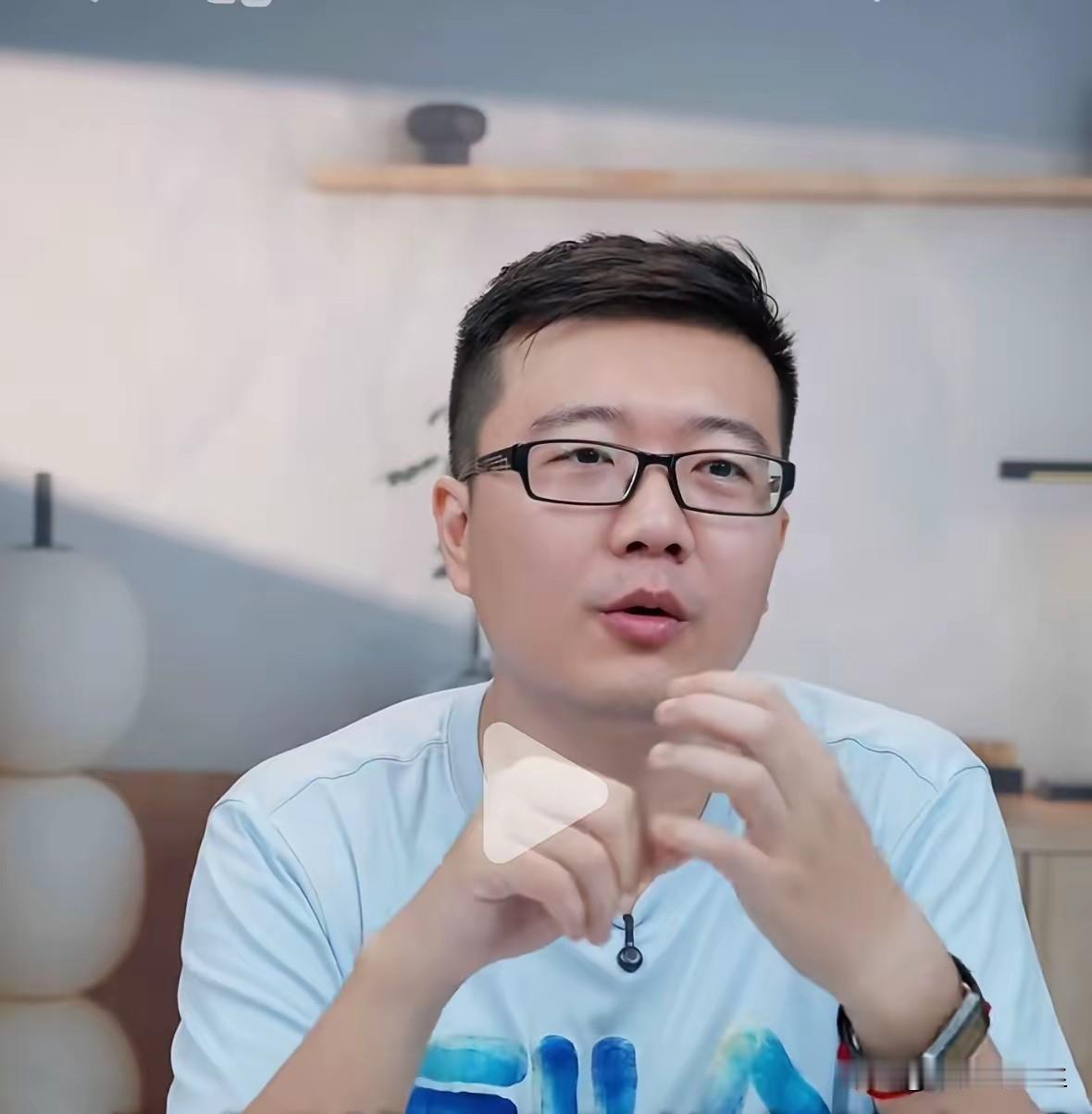 就凭她俩是奥运冠军！
这两天莎莎和曼昱的学位照片出来了，有人在莱维直播间又开始酸