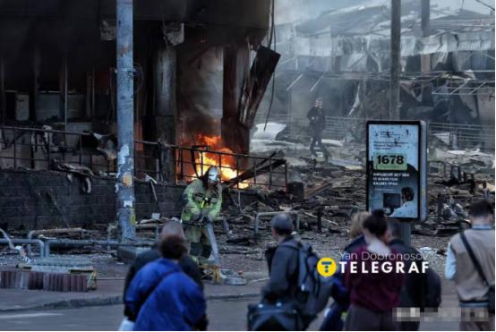 打了四年俄乌战场怪象百出！俄军敢炸军工电厂却死磕不端基辅老巢？一旦全城系统崩溃难