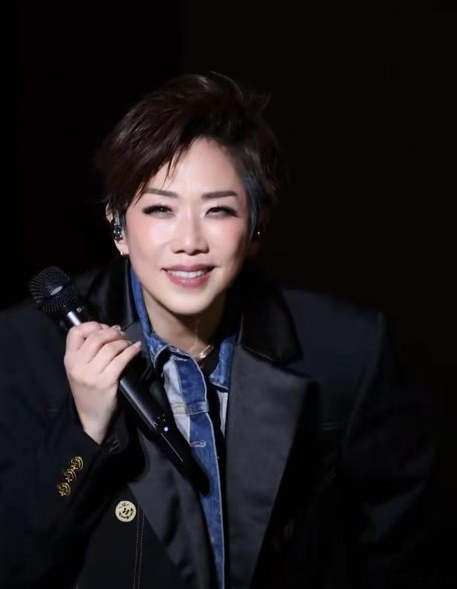 林忆莲给尖叫定调 林忆莲演唱会双向奔赴！粉丝喊“妈咪”温柔回应，学尖叫软萌，D5