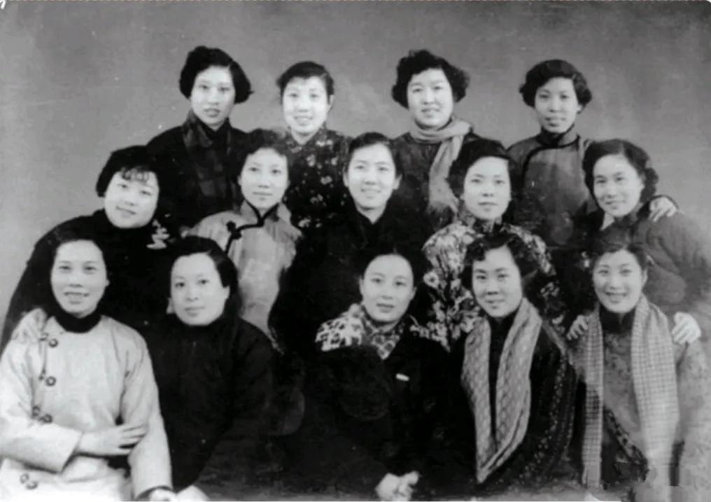上海越剧院一团去宁演出与南京越剧团演员一起合影（1957年）
上越一团范瑞娟 傅
