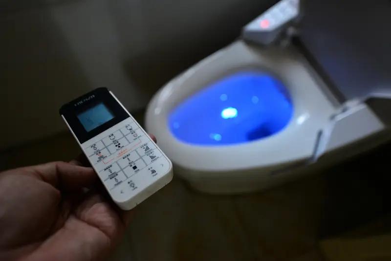 在近万米高空的航班上，旅客们起初并不知道这一事件的发生，他们还沉浸在目睹美飞船升