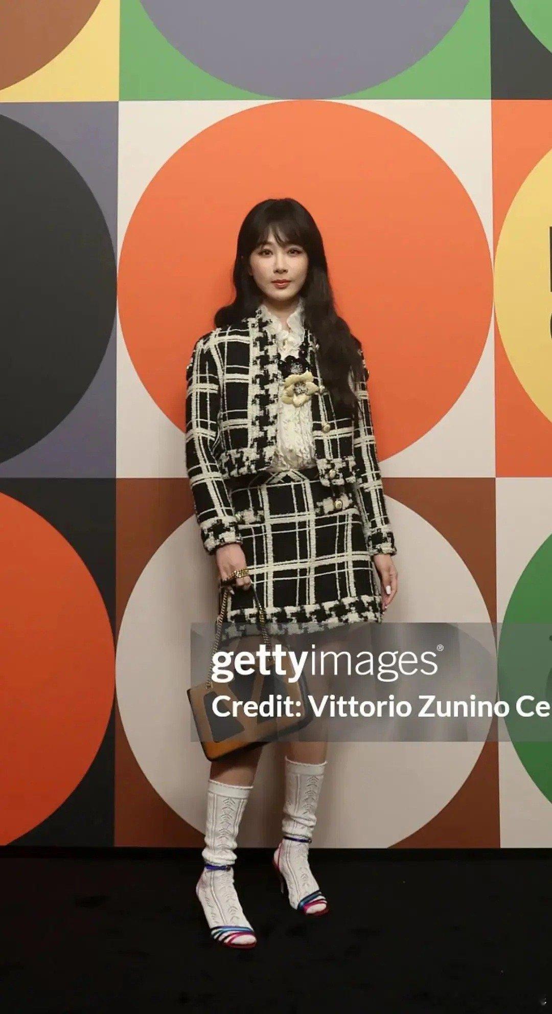 迪丽热巴和杨紫看秀的状态，感觉谁更胜一筹 ​​​