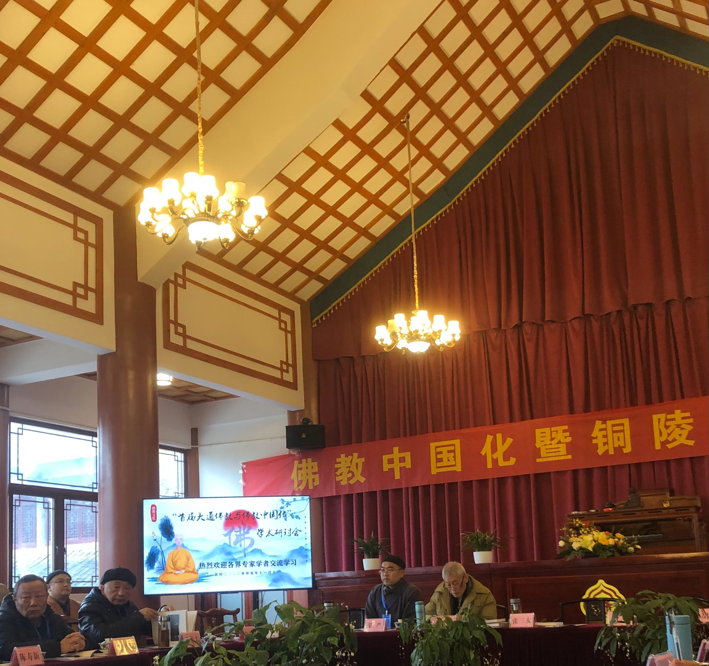 唐温如《过洞庭》：“西风吹老洞庭波，一夜湘君白发多。醉后不知天在水，满船清梦压星