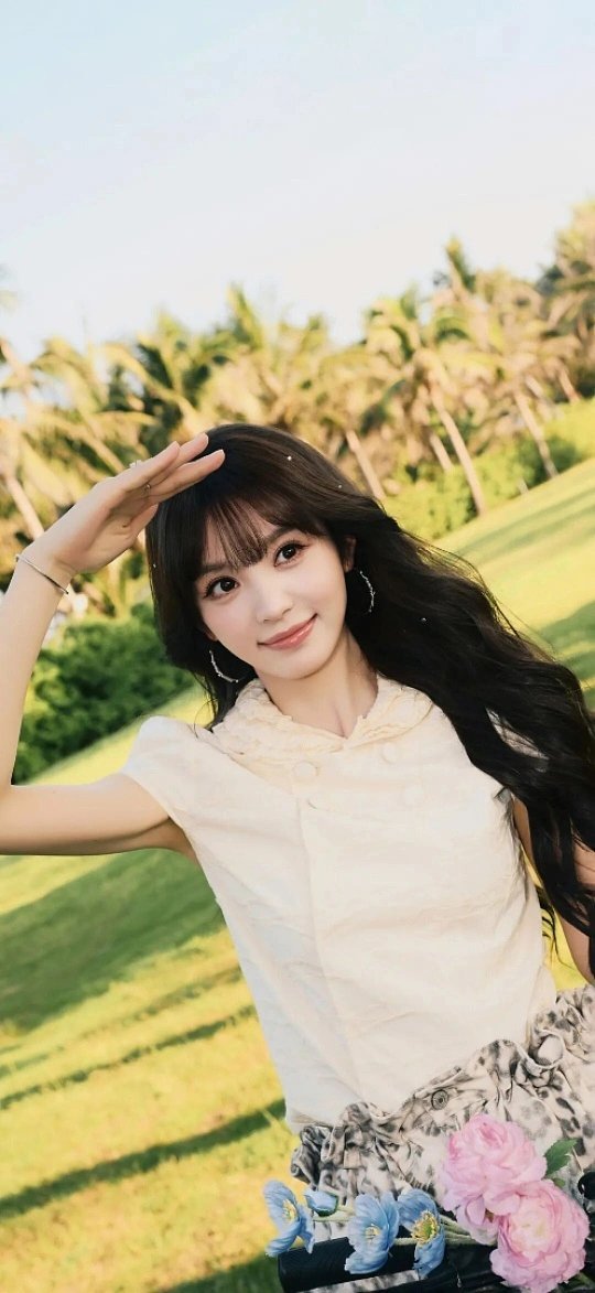 田曦薇给万妮达歌手打call双向奔赴的神仙友谊实在好嗑，田曦薇定制押韵文案全力为